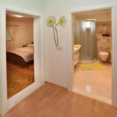 Apartment Nina&lana - With Private Garden Split